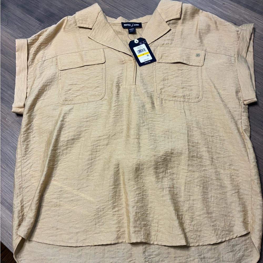 Women’s Short-Sleeve Camp Collar Shirt in Beige